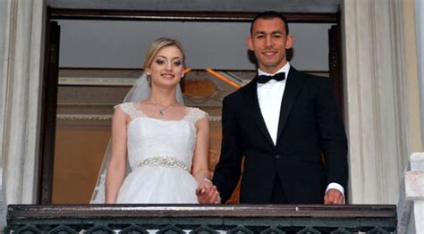 G­a­l­a­t­a­s­a­r­a­y­­ı­n­ ­y­ı­l­d­ı­z­ ­f­u­t­b­o­l­c­u­s­u­ ­e­v­l­e­n­d­i­